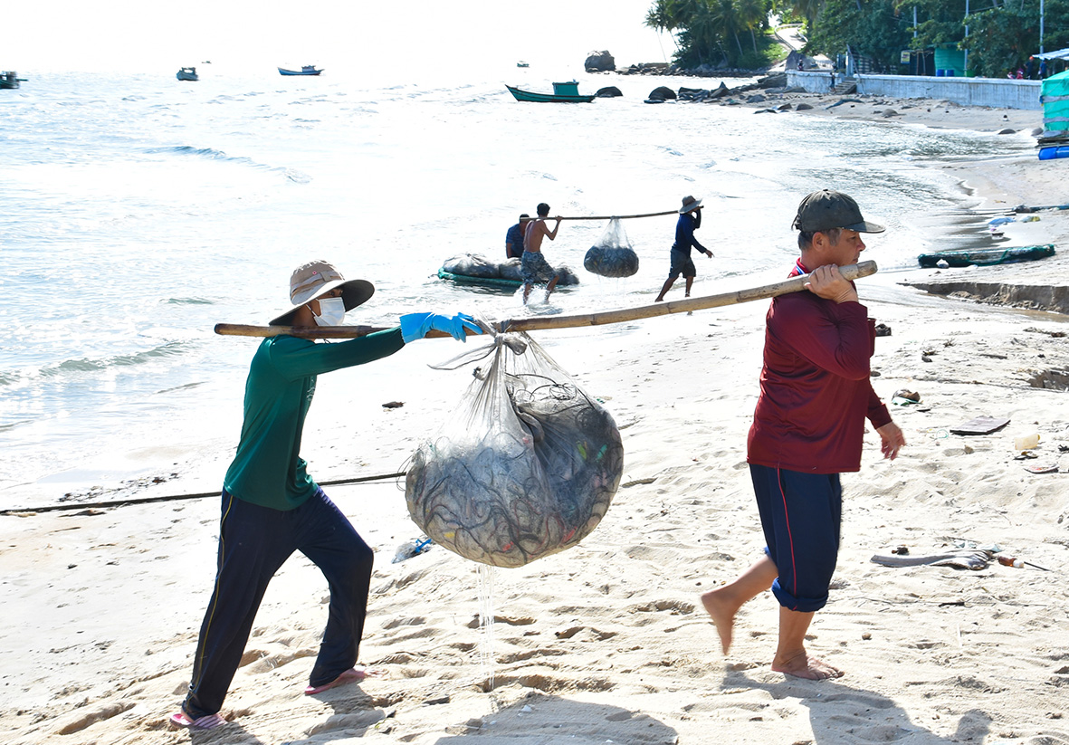 Một tay lưới ghẹ thường dài khoảng 300m, mỗi hộ làm nghề đánh lưới ghẹ ở làng chài có từ 10-15 tay. Sau khi dính các loại hải sản và nong nước, phải đến hai ngư dân dùng đòn mới có thể vác một tay lưới từ mé biển lên bờ.